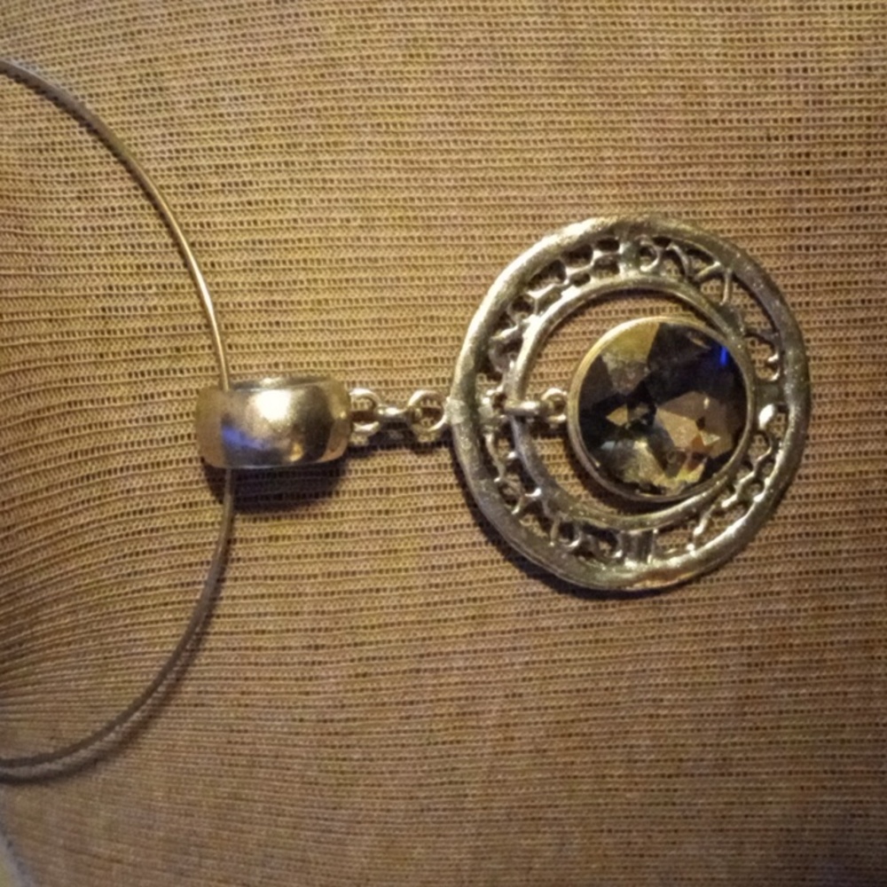 Large pendant choker